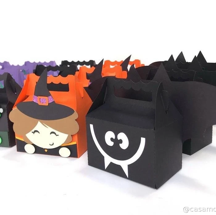 Forminhas e toppers artesanais para docinhos e mesa de doces personalizada