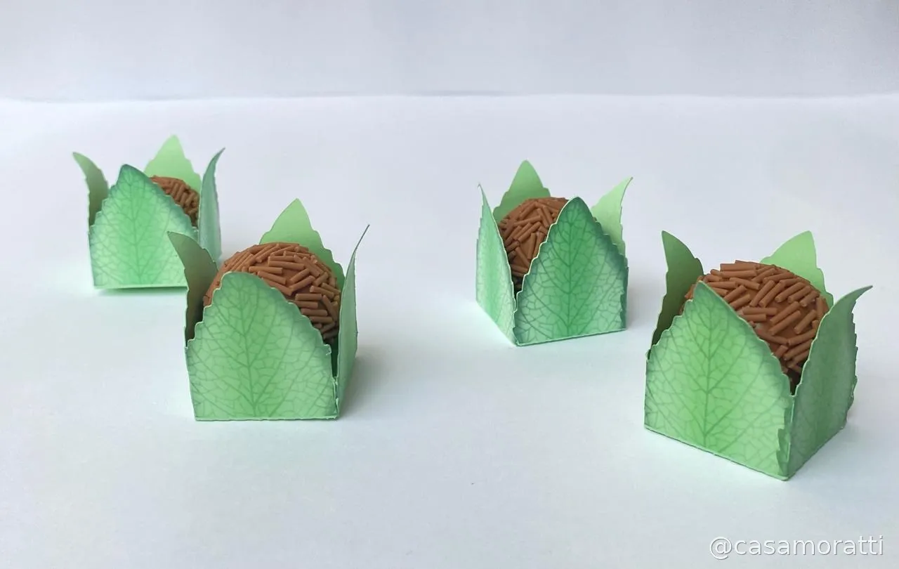 Forminhas e toppers artesanais personalizados para brigadeiros e docinhos de festa