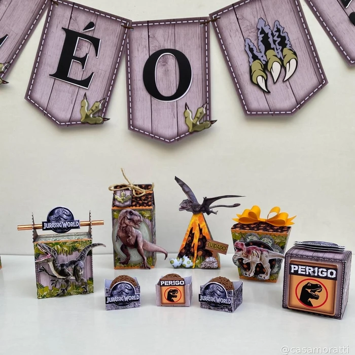 Forminhas e toppers artesanais para docinhos e mesa de doces personalizada