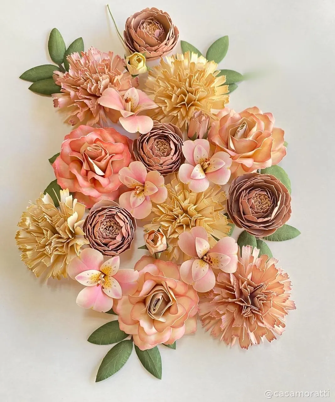 Flores de papel artesanais rosas e coloridas para decoração de festas e aniversários