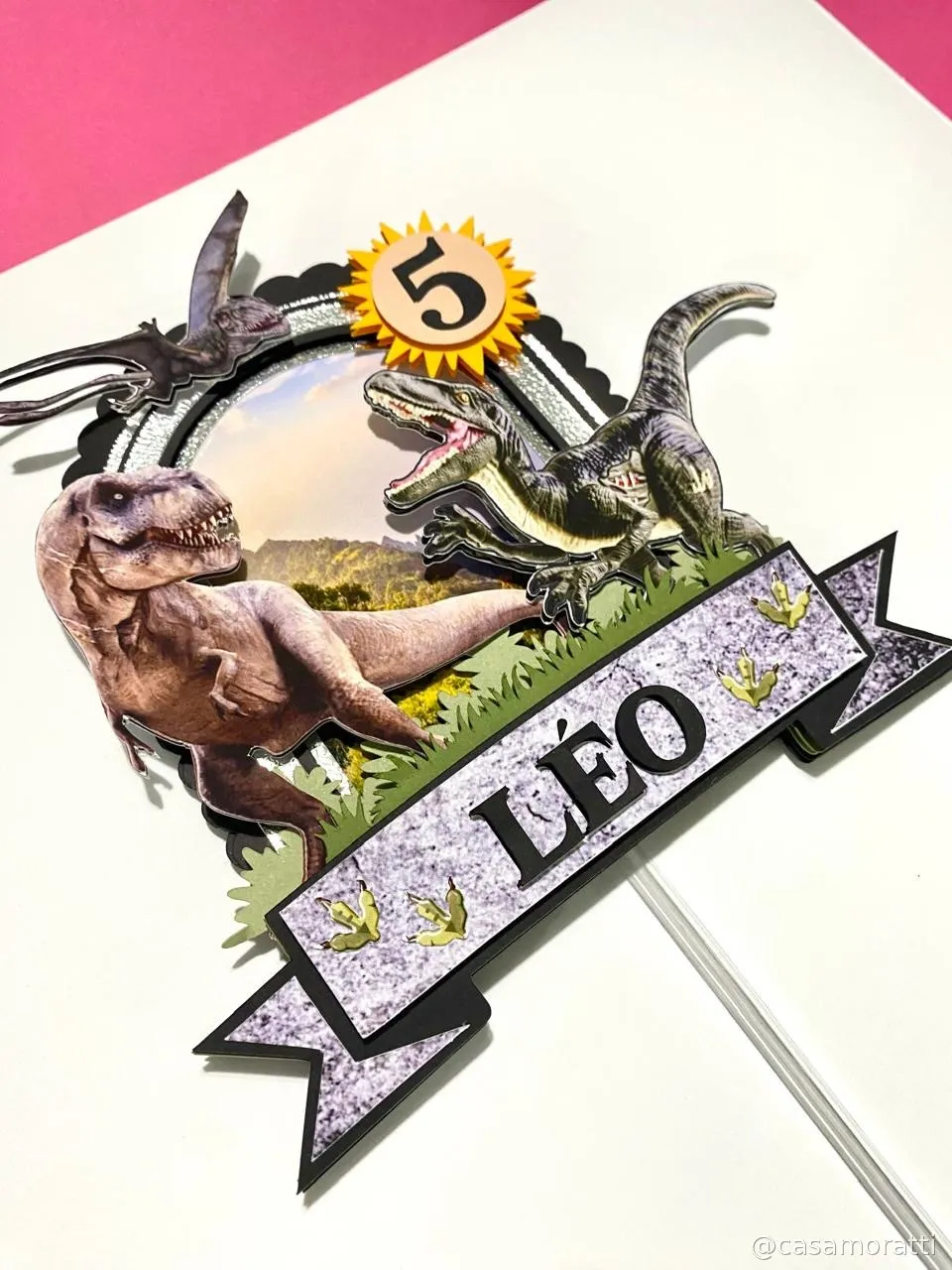 Topo de bolo artesanal personalizado com nome e número para festa de aniversário