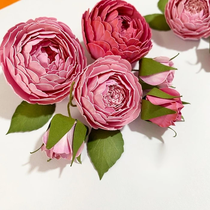 Flores de papel artesanais personalizadas para decoração de festas e eventos